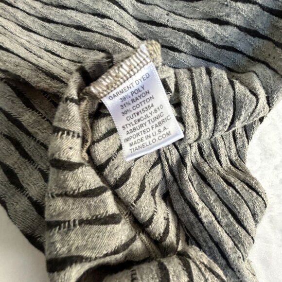 Tianello Womens XL Gray Black Striped Asbury Tunic Top 3/4 Sleeves Sharkbite Hem - Picture 4 of 8